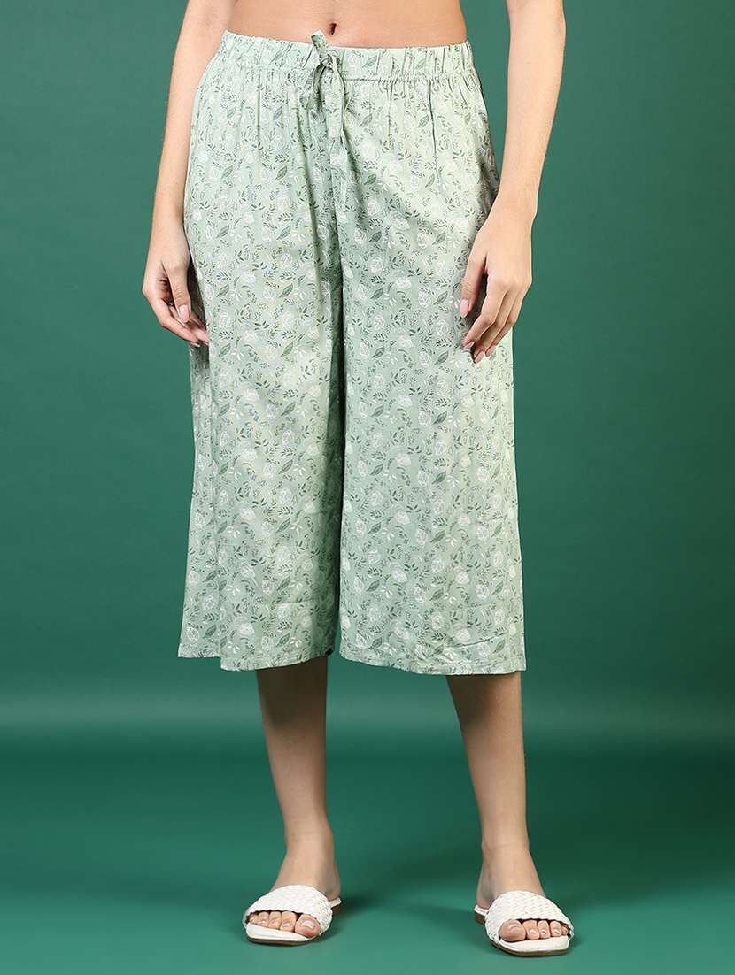 women printed mid rise relaxed fit capri