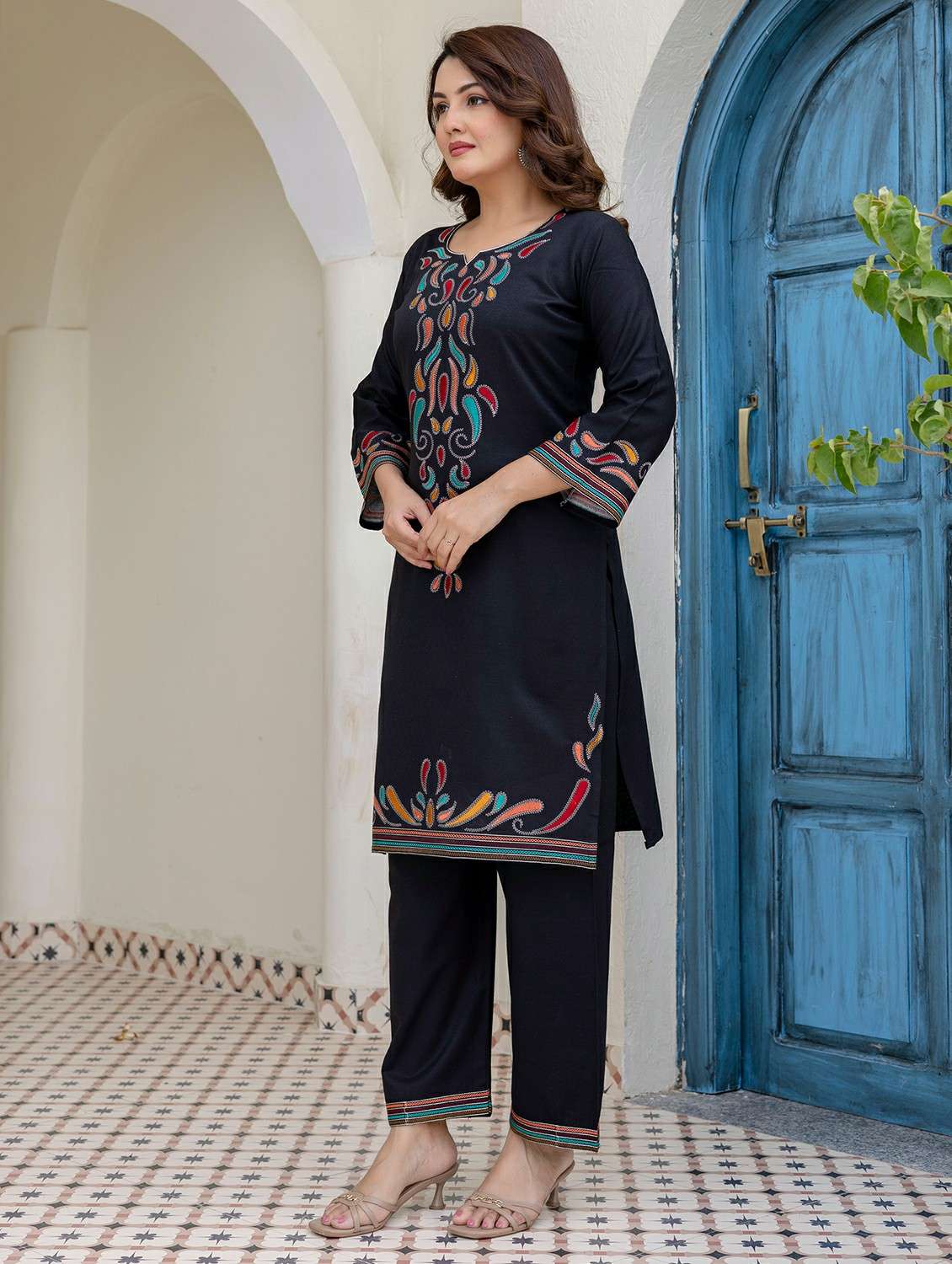 women embroidered long sleeve straight woolen kurta - 22174173 -  Standard Image - 1