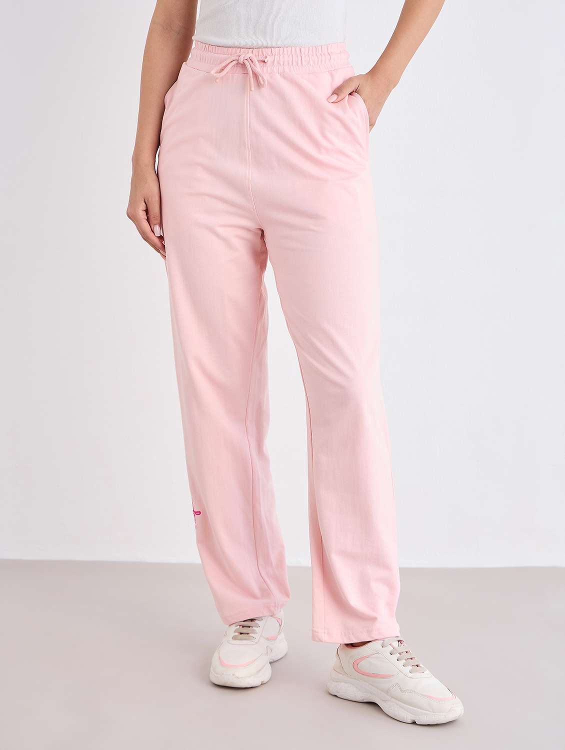 women solid mid rise track pant