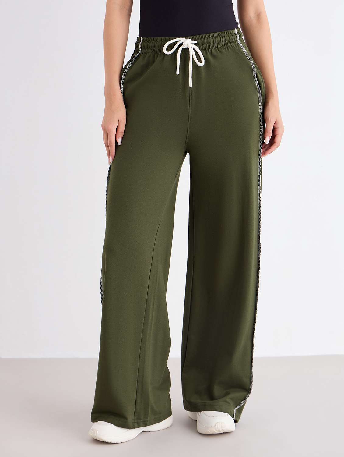 women solid mid rise track pant