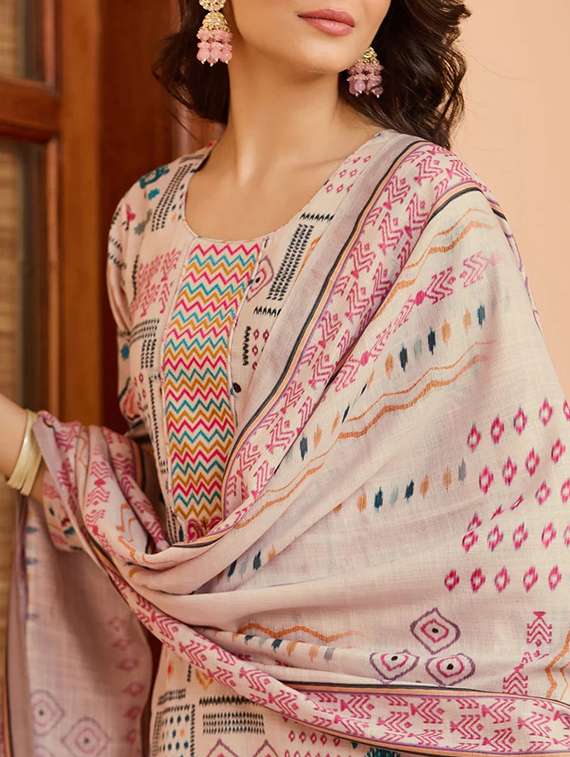 women three quarter sleeve kurta and pant with dupatta  - 22178919 -  Standard Image - 4