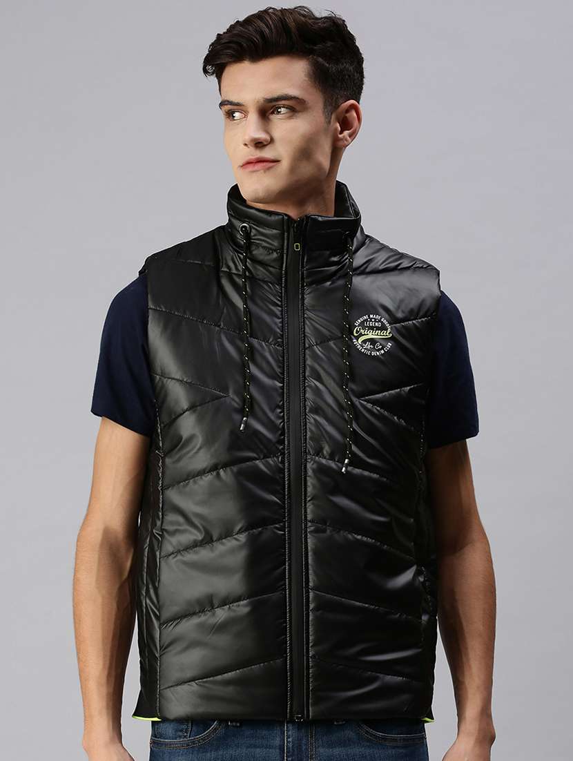 men solid sleeveless regular fit puffer jacket