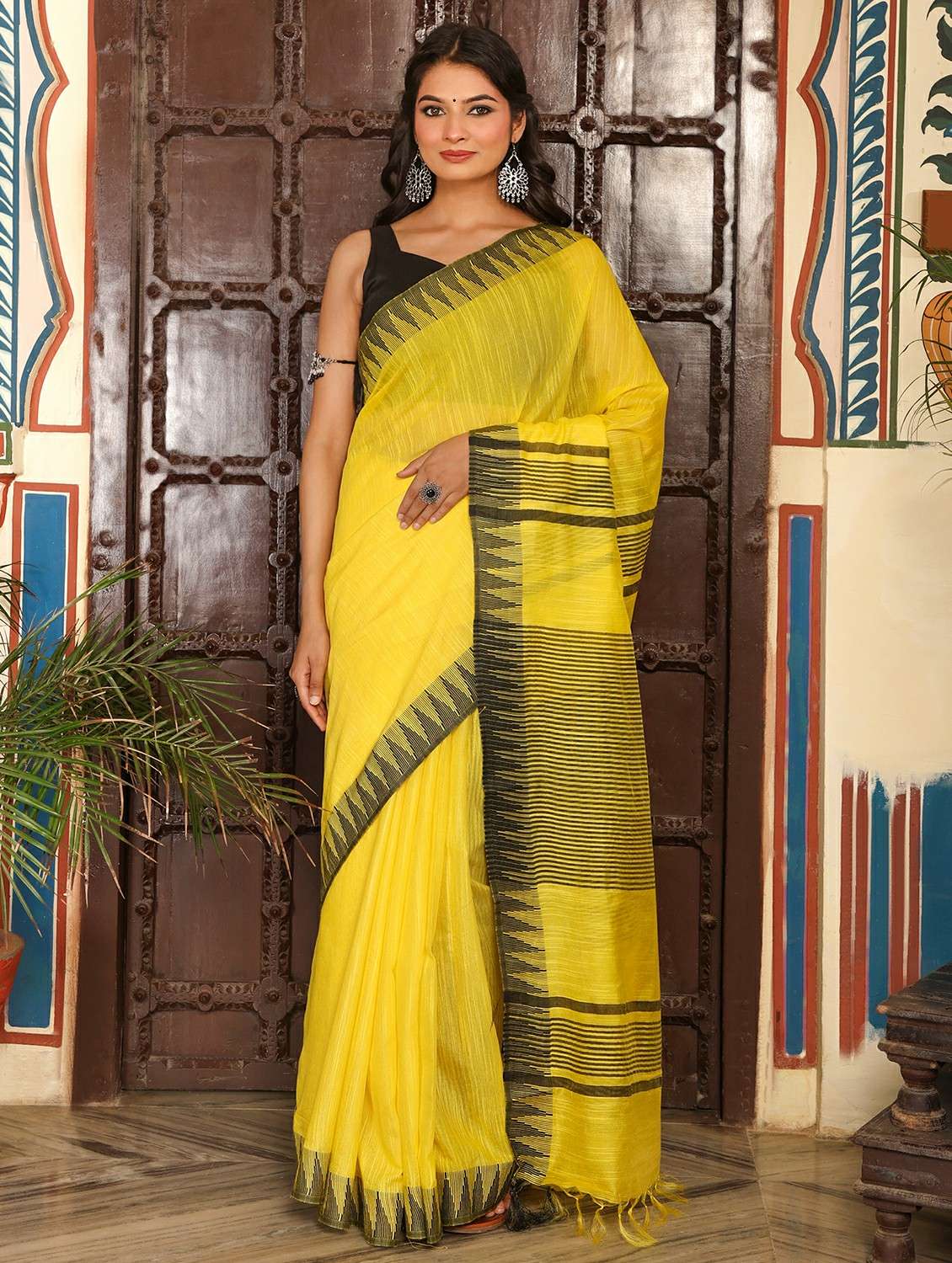 women solid with bordered saree with blouse