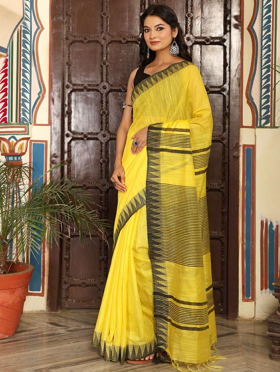 women solid with bordered saree with blouse - 22183716 -  Standard Image - 1