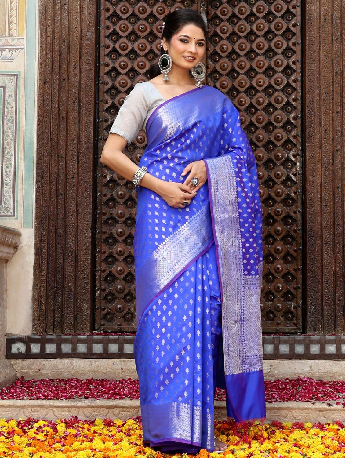 women self design banarasi saree with blouse - 22183723 -  Standard Image - 1
