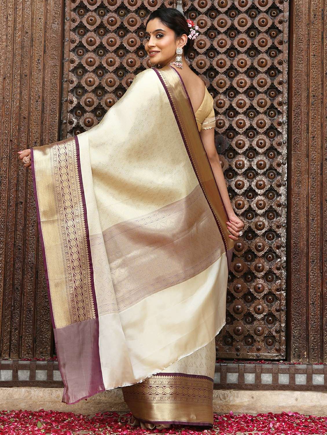 women self design banarasi saree with blouse - 22183724 -  Standard Image - 4