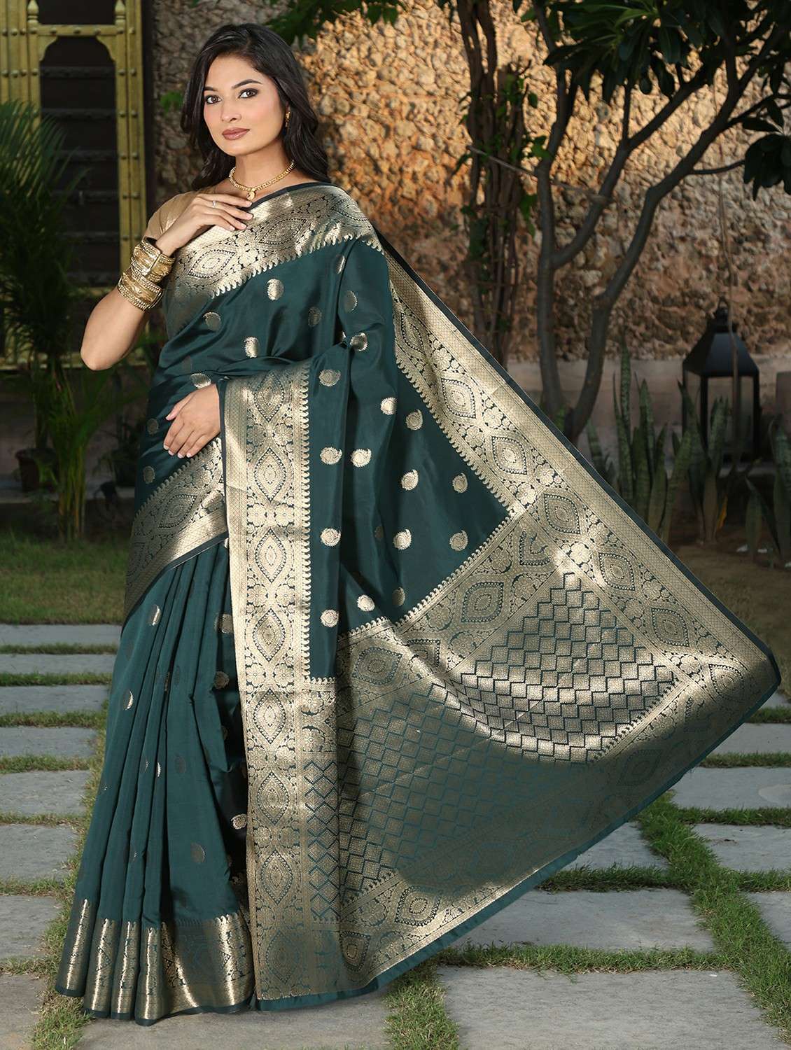 women self design banarasi saree with blouse - 22183731 -  Standard Image - 1