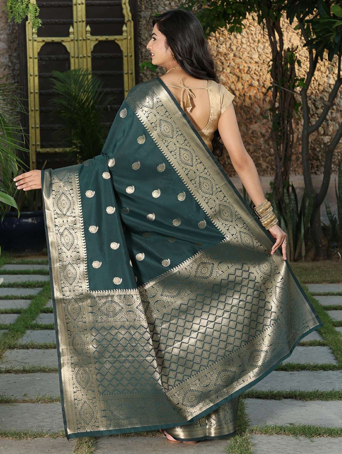 women self design banarasi saree with blouse - 22183731 -  Standard Image - 4