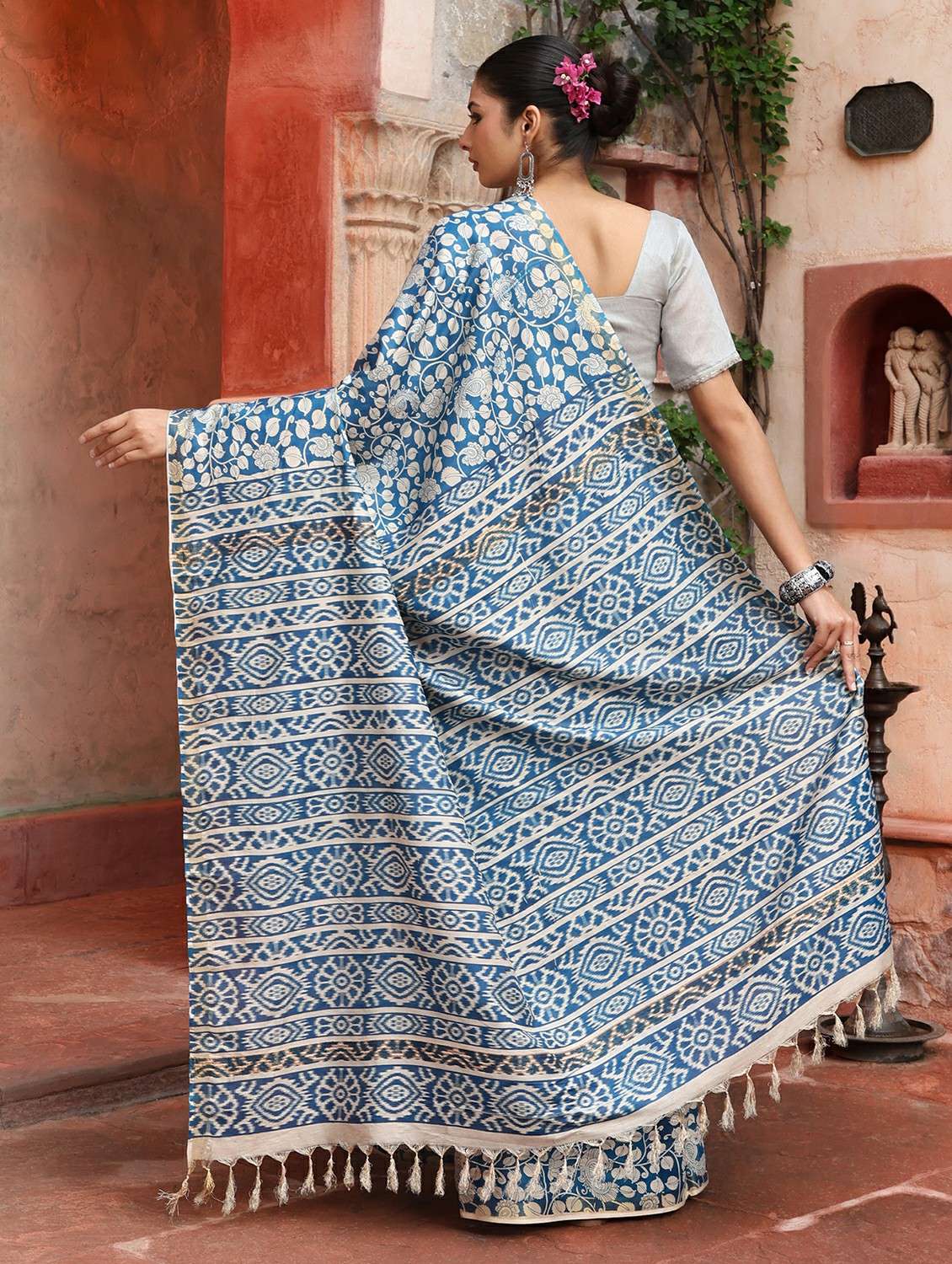 women printed casual wear saree with blouse - 22184286 -  Standard Image - 4