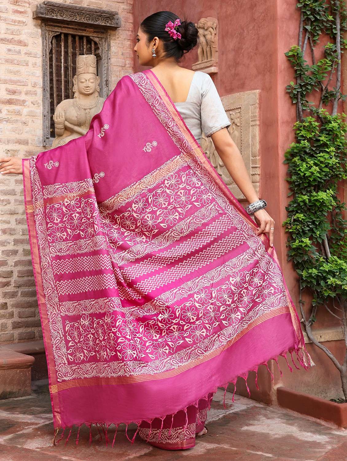 women printed casual wear saree with blouse - 22184291 -  Standard Image - 4