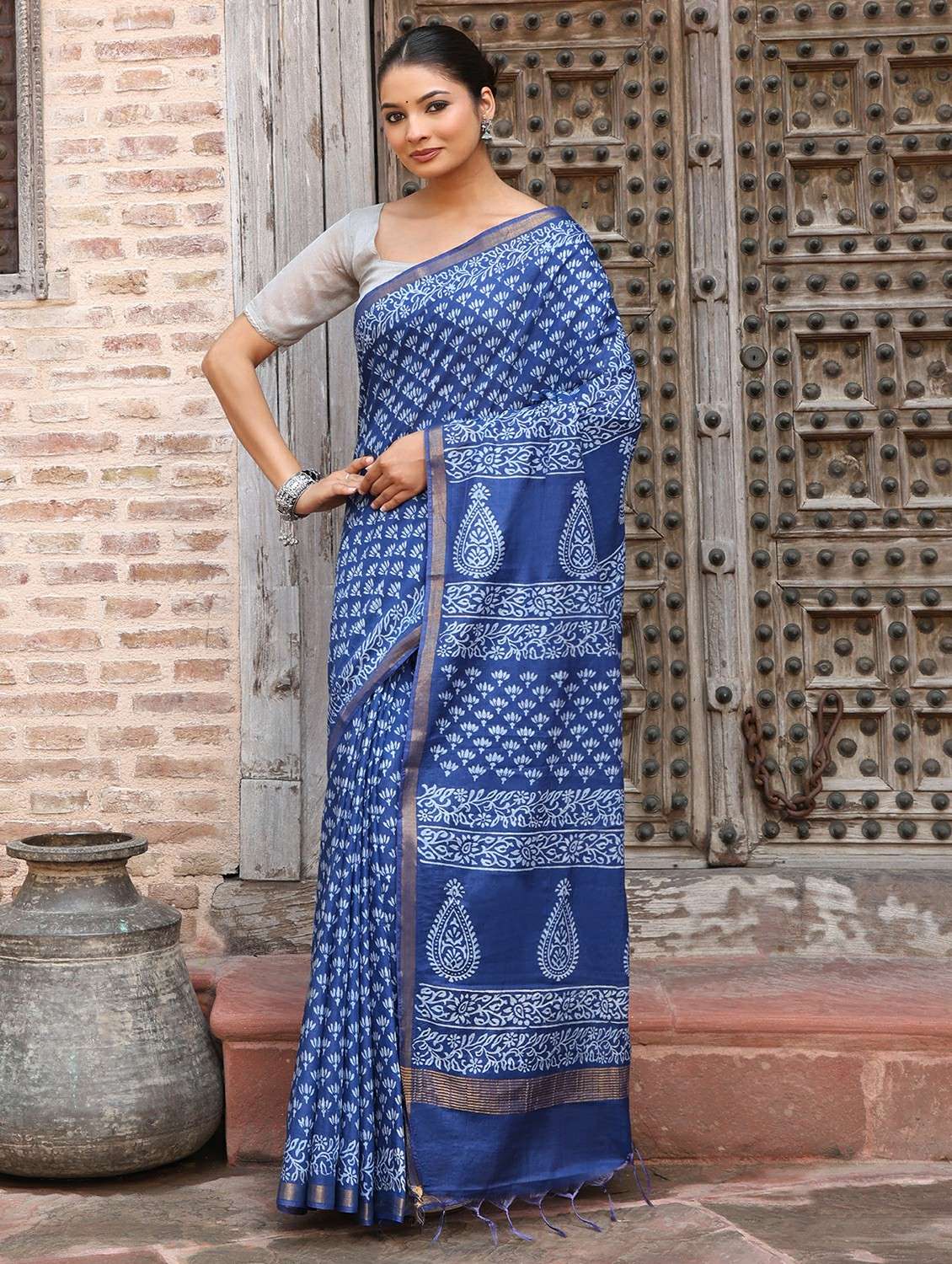 women printed casual wear saree with blouse - 22184294 -  Standard Image - 4