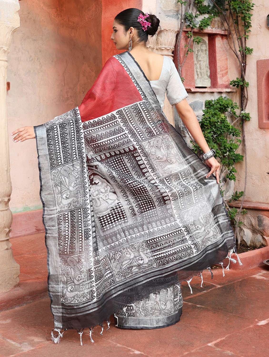women solid with bordered saree with blouse - 22184326 -  Standard Image - 4