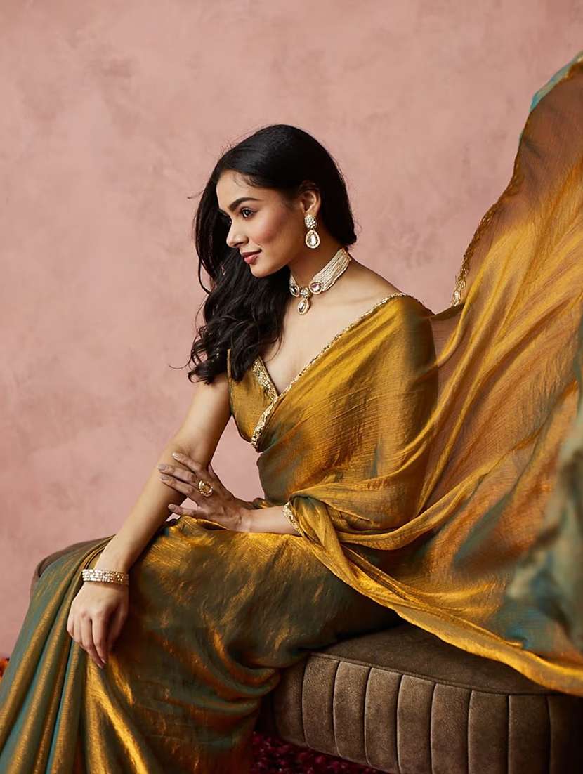 women solid with embellished bordered saree with blouse - 22185052 -  Standard Image - 4