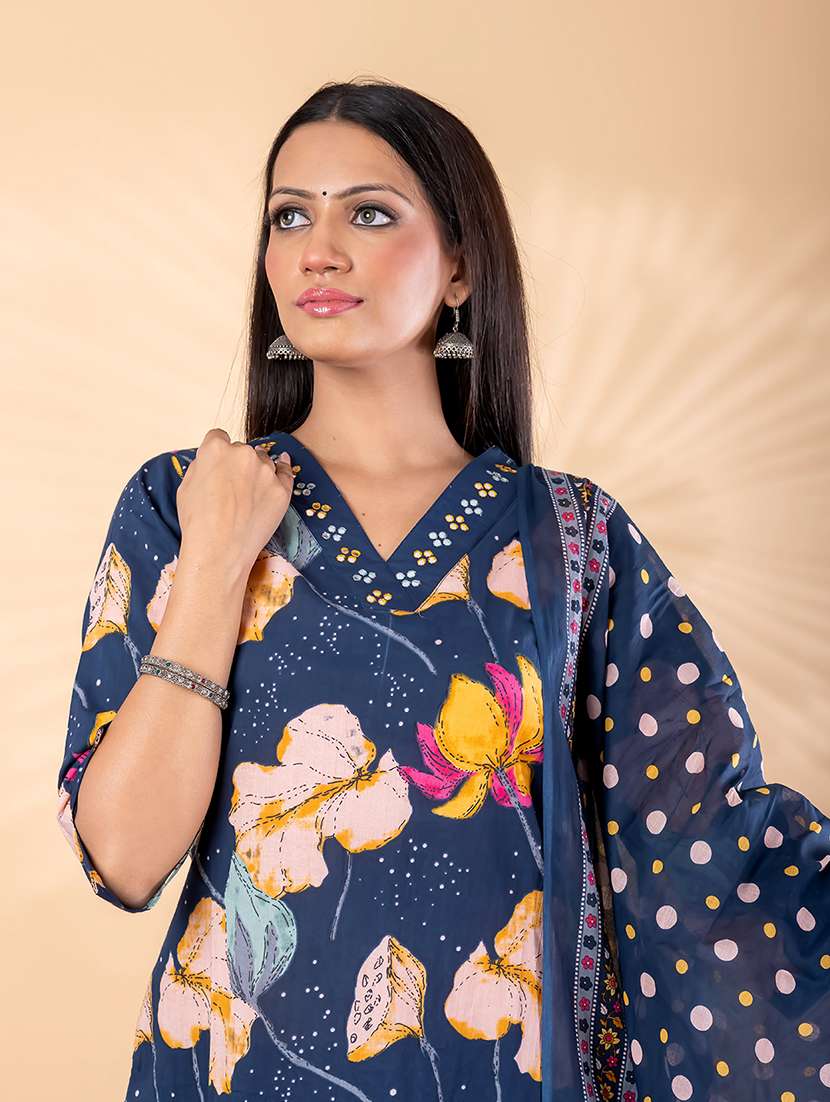women floral three quarter sleeve kurta pant with dupatta set - 22187430 -  Standard Image - 4