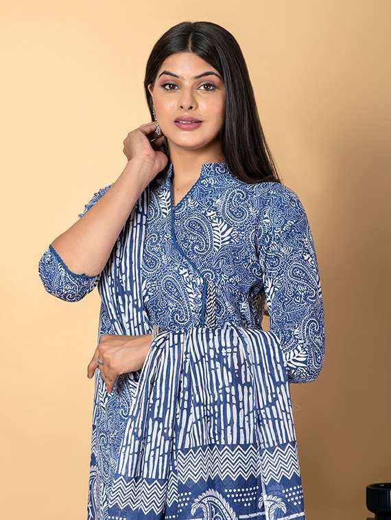 women paisley three quarter sleeve kurta pant with dupatta set - 22187498 -  Standard Image - 4