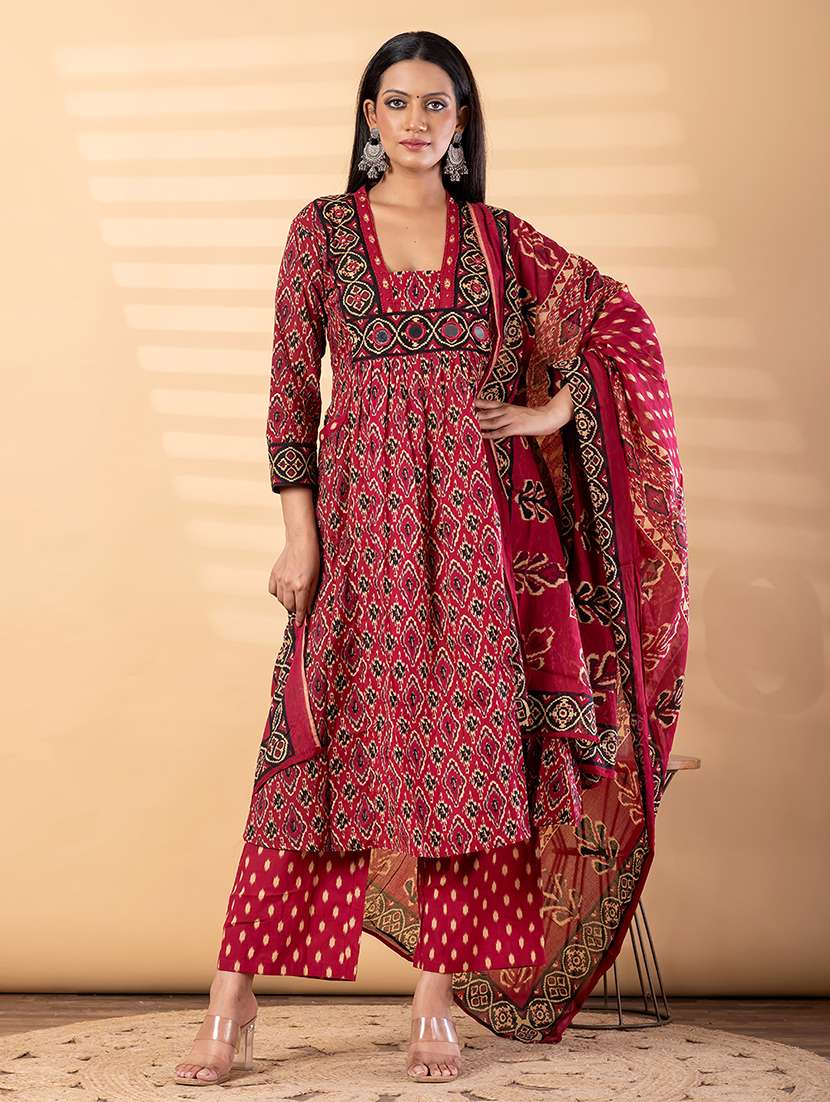 women printed three quarter sleeve kurta palazzo with dupatta set