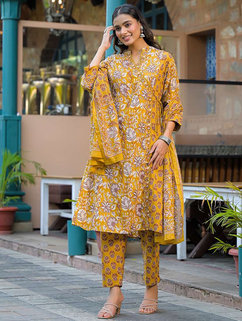 women floral three quarter sleeve kurta pant with dupatta set - 22187657 -  Standard Image - 1