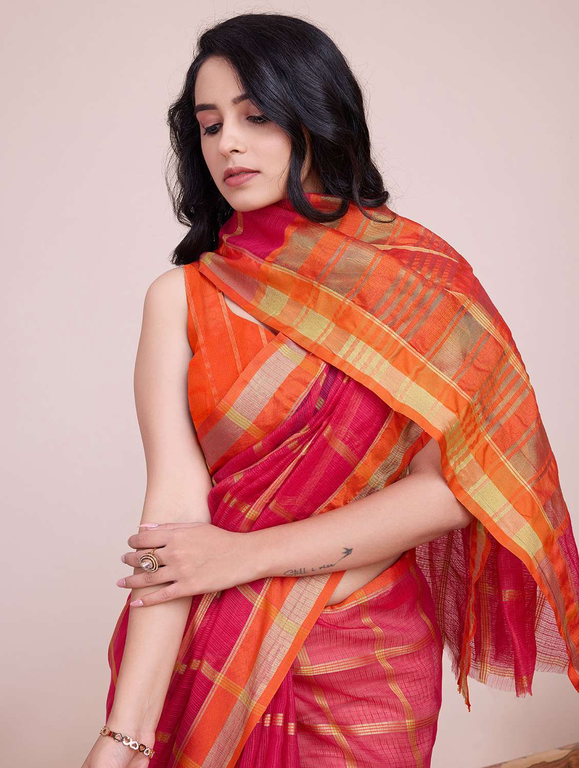 women checkered bordered saree with blouse - 22187804 -  Standard Image - 4