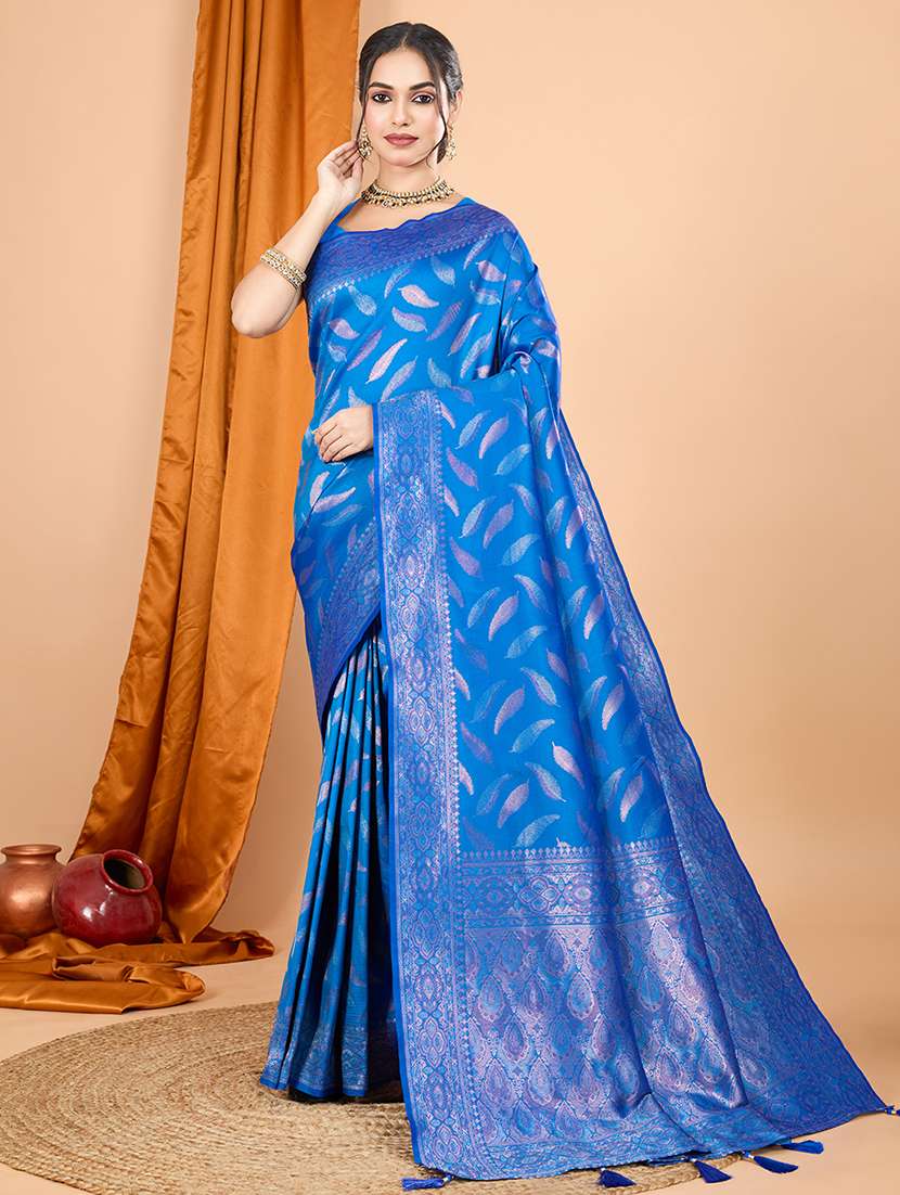 women self design bordered saree with blouse