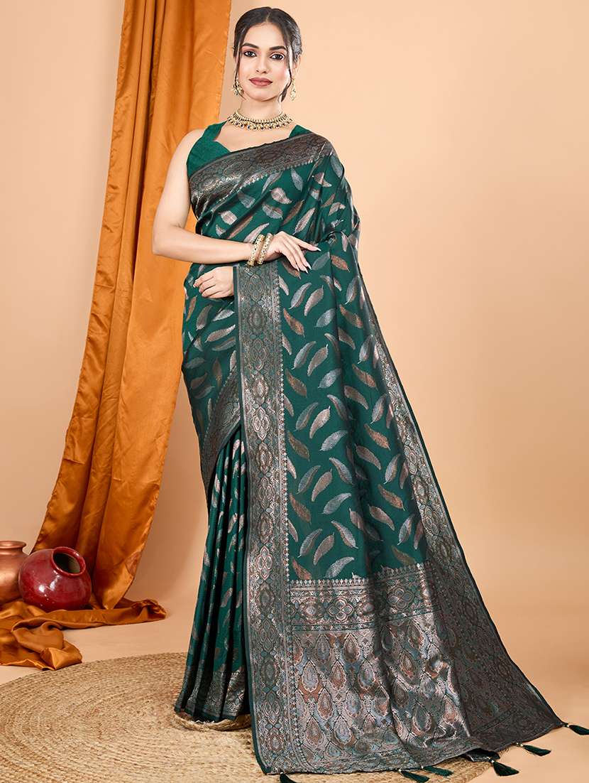 women self design bordered saree with blouse
