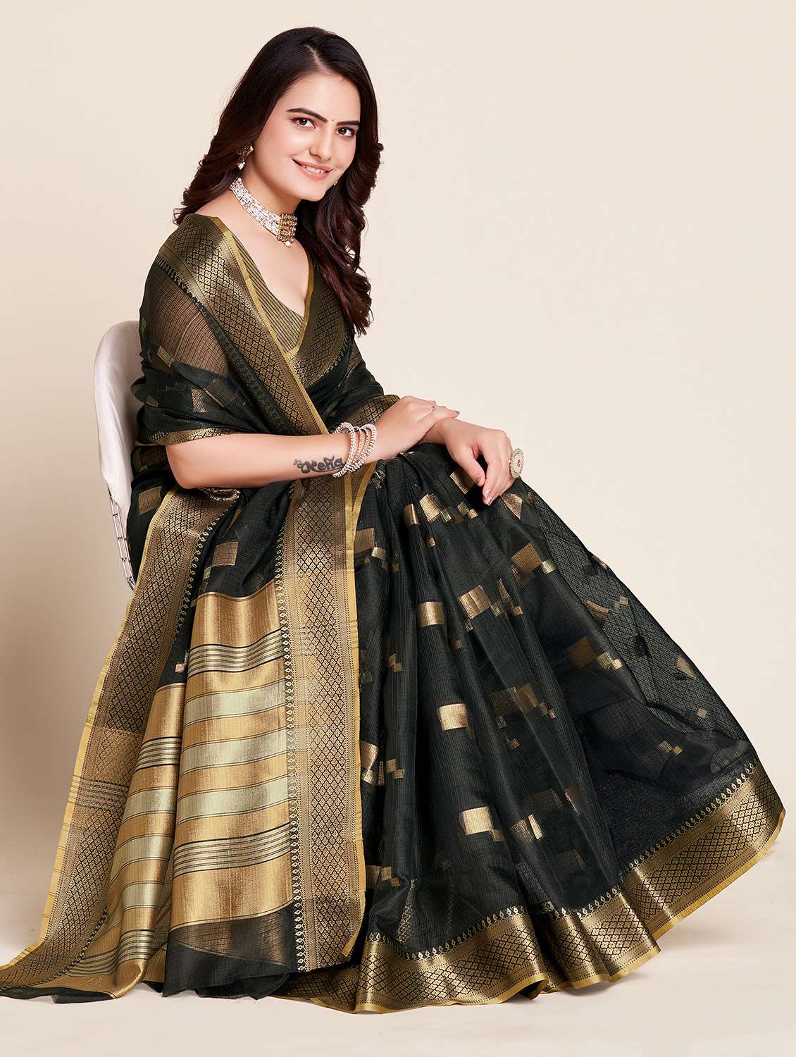 women self design bordered saree with blouse - 22187913 -  Standard Image - 1