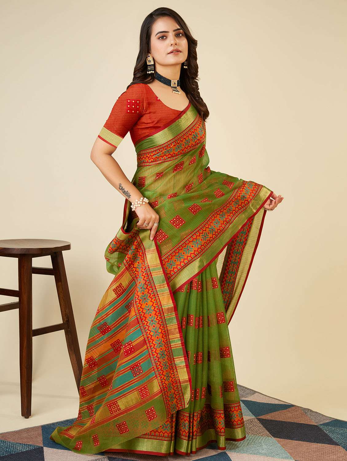 women self design bordered saree with blouse - 22187922 -  Standard Image - 1