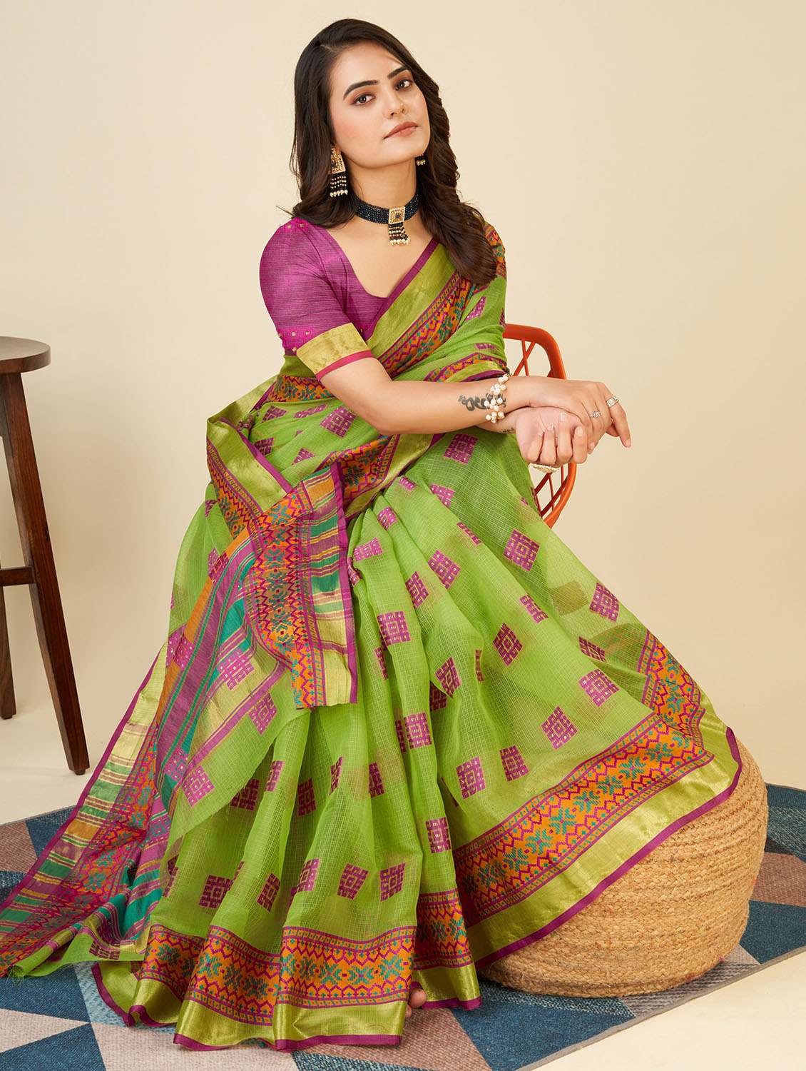 women self design bordered saree with blouse - 22187925 -  Standard Image - 1
