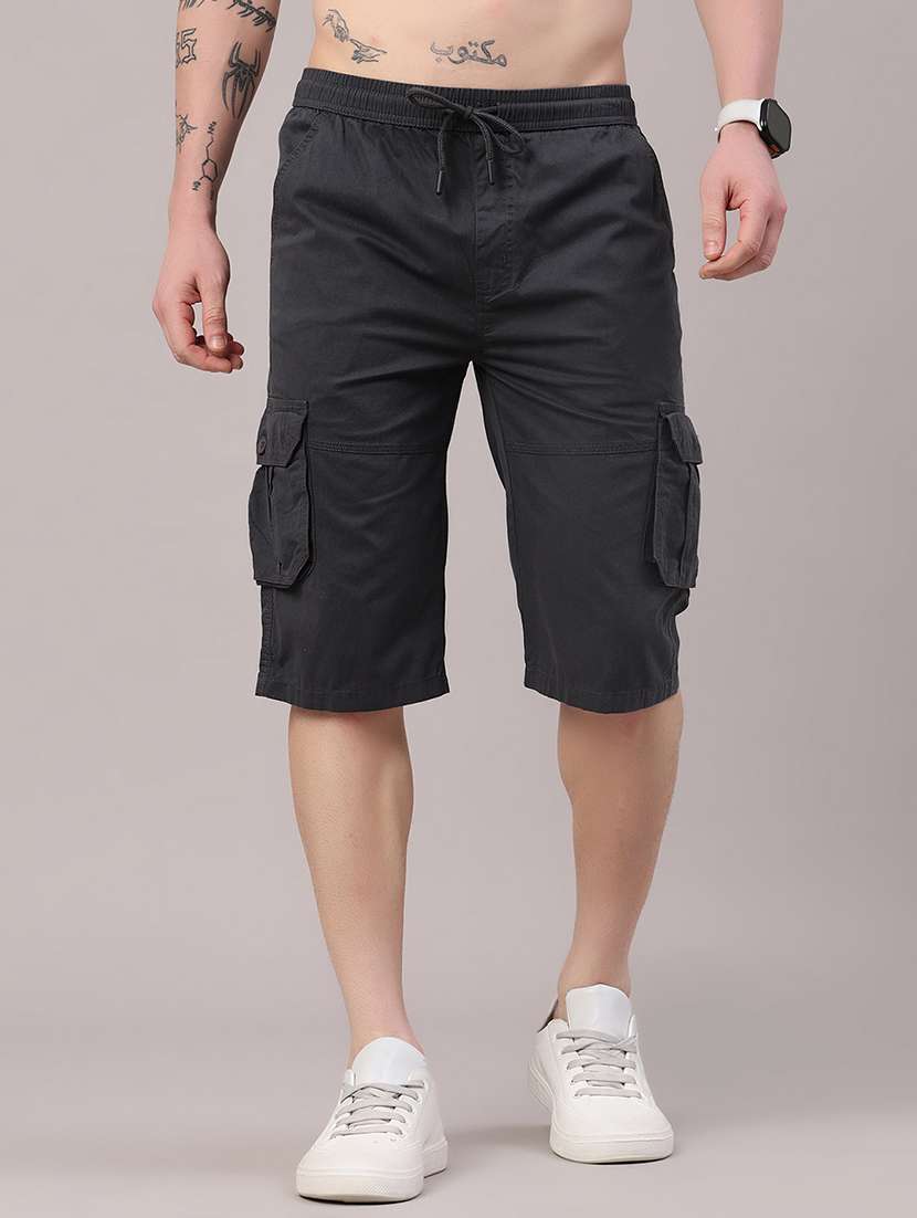 men solid mid rise three fourth cargo shorts