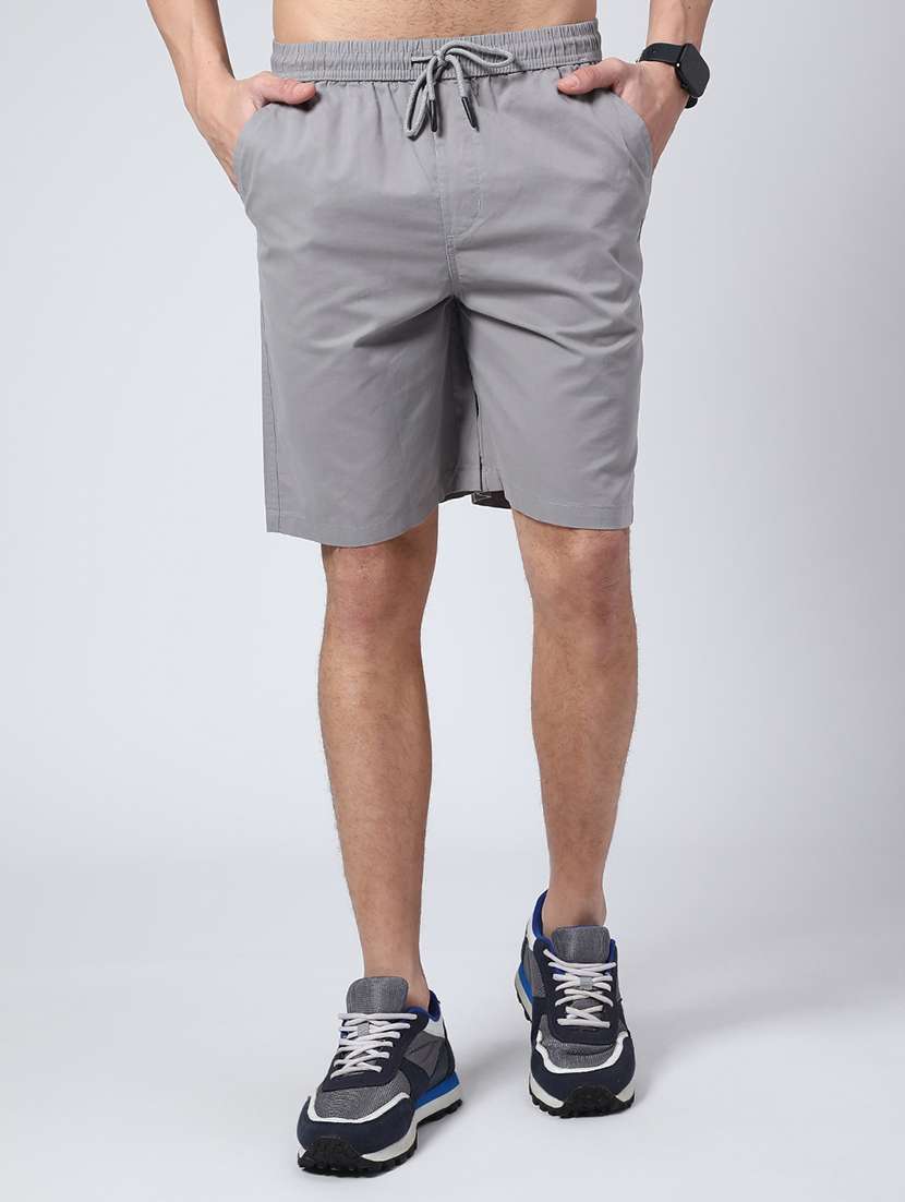 men solid mid rise regular fit shorts