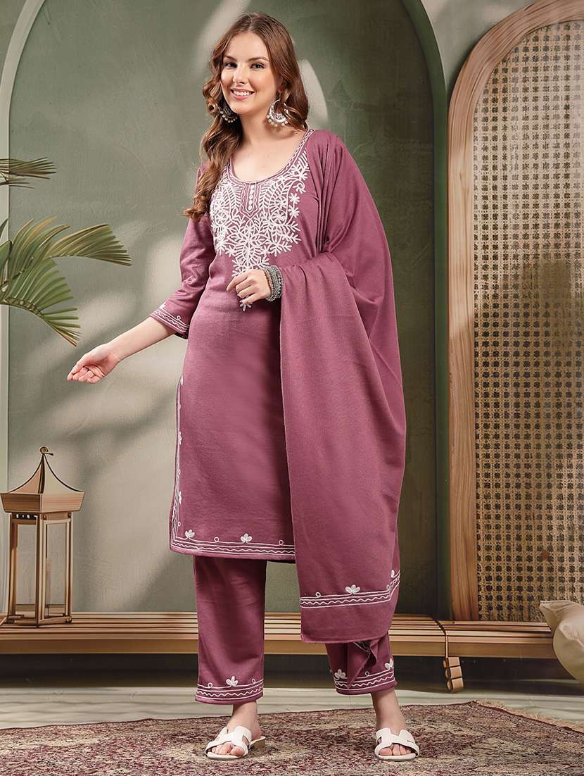 women embroidered woolen kurta and pant set with dupatta - 22219902 -  Standard Image - 4