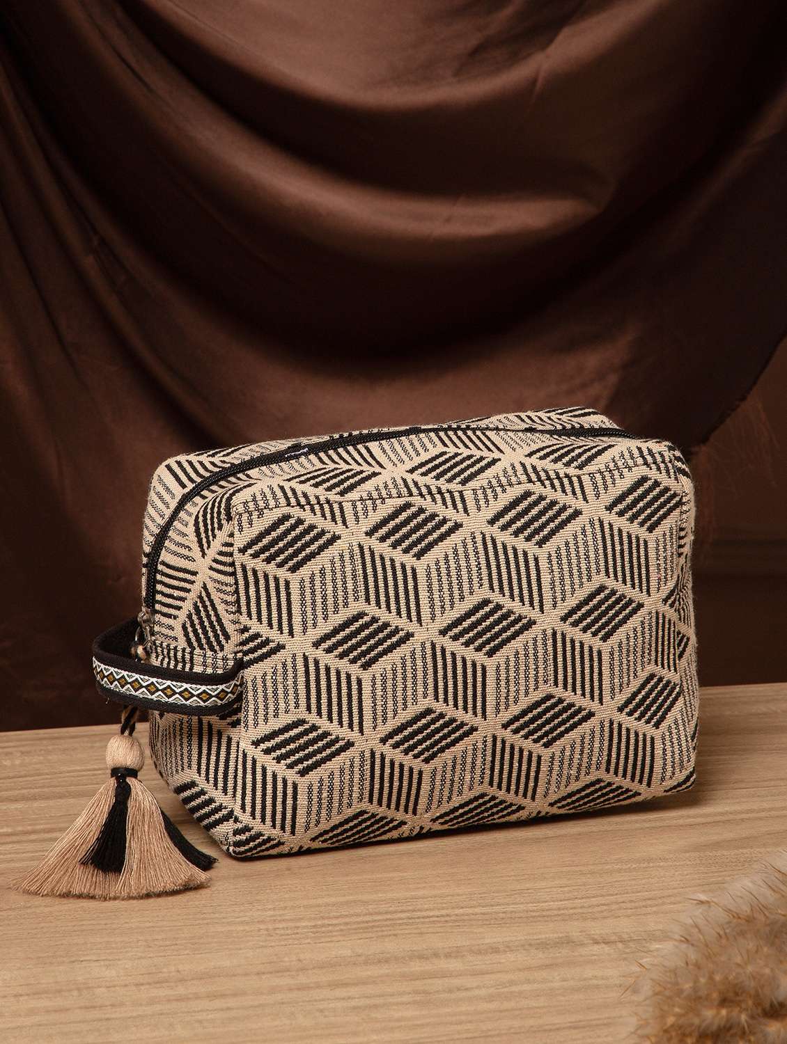  women  beige cotton jacquard pattern accessory bag
