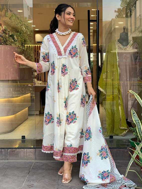 women floral three quarter sleeve kurta pant with dupatta set - 22220188 -  Standard Image - 1