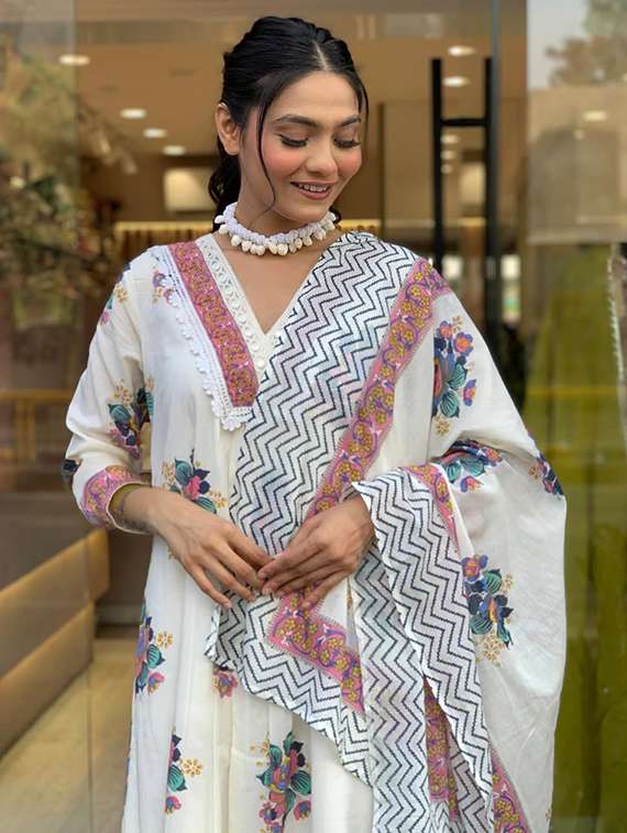 women floral three quarter sleeve kurta pant with dupatta set - 22220188 -  Standard Image - 4