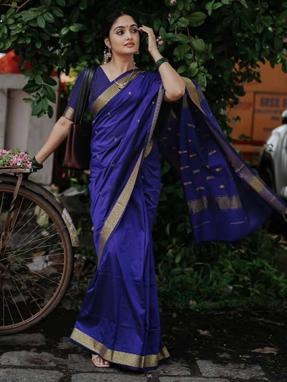 women self design bordered saree with blouse - 22226499 -  Standard Image - 1