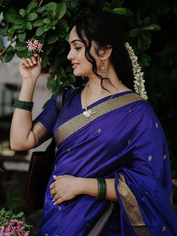 women self design bordered saree with blouse - 22226499 -  Standard Image - 4
