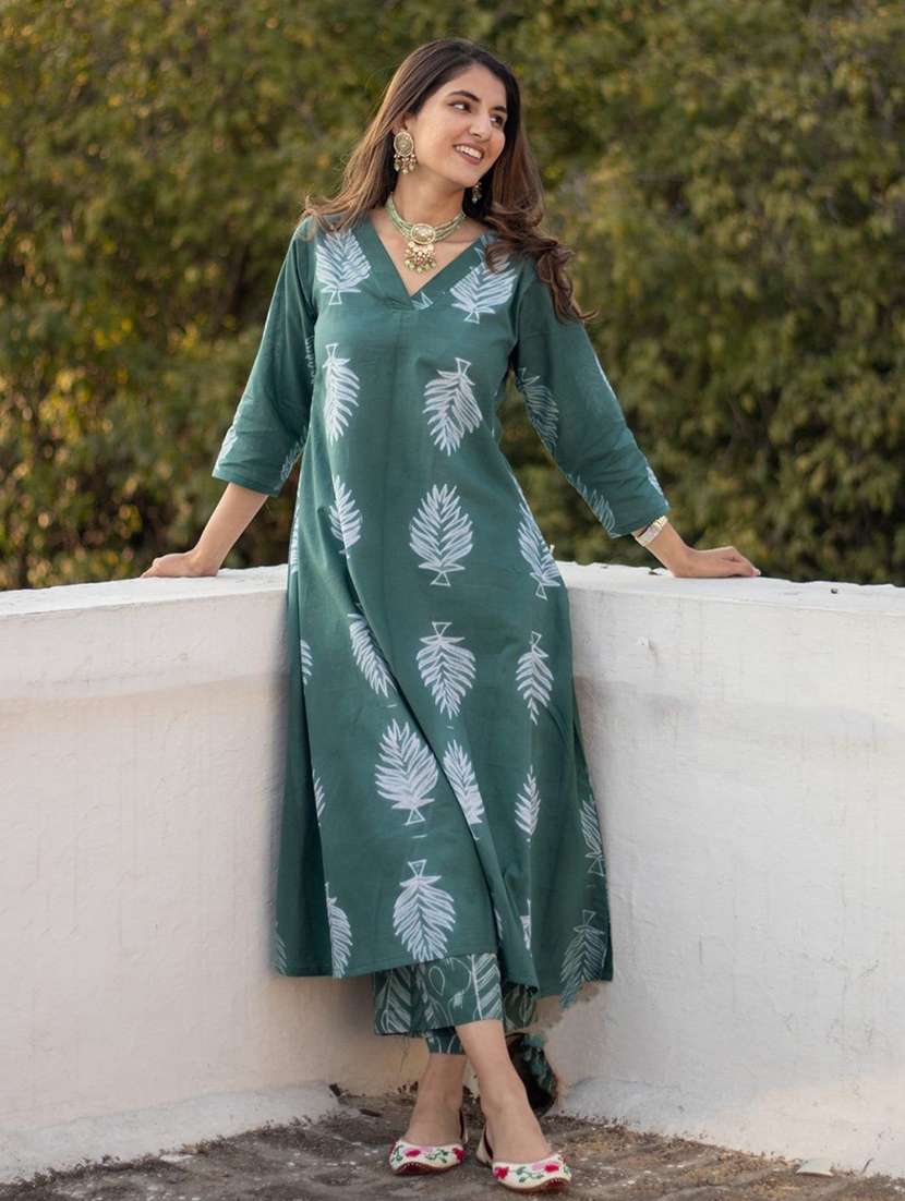 women printed three quarter sleeve kurta palazzo set