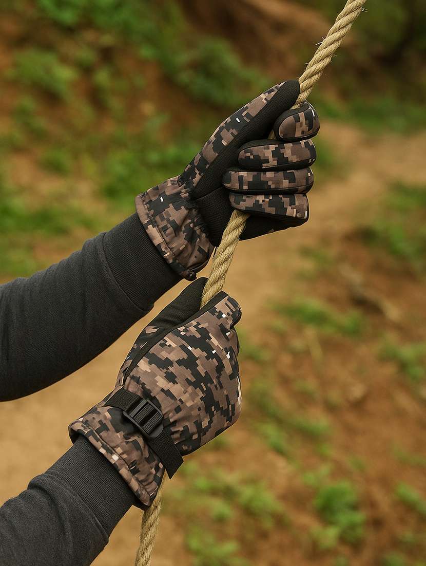 men camouflage printed warm winter gloves - 22239109 -  Standard Image - 1