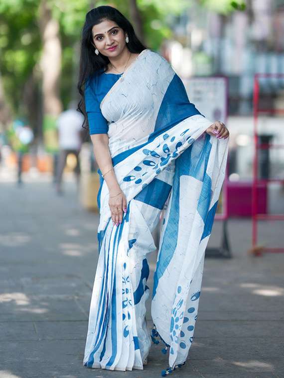 women printed casual wear saree with blouse - 22239241 -  Standard Image - 1