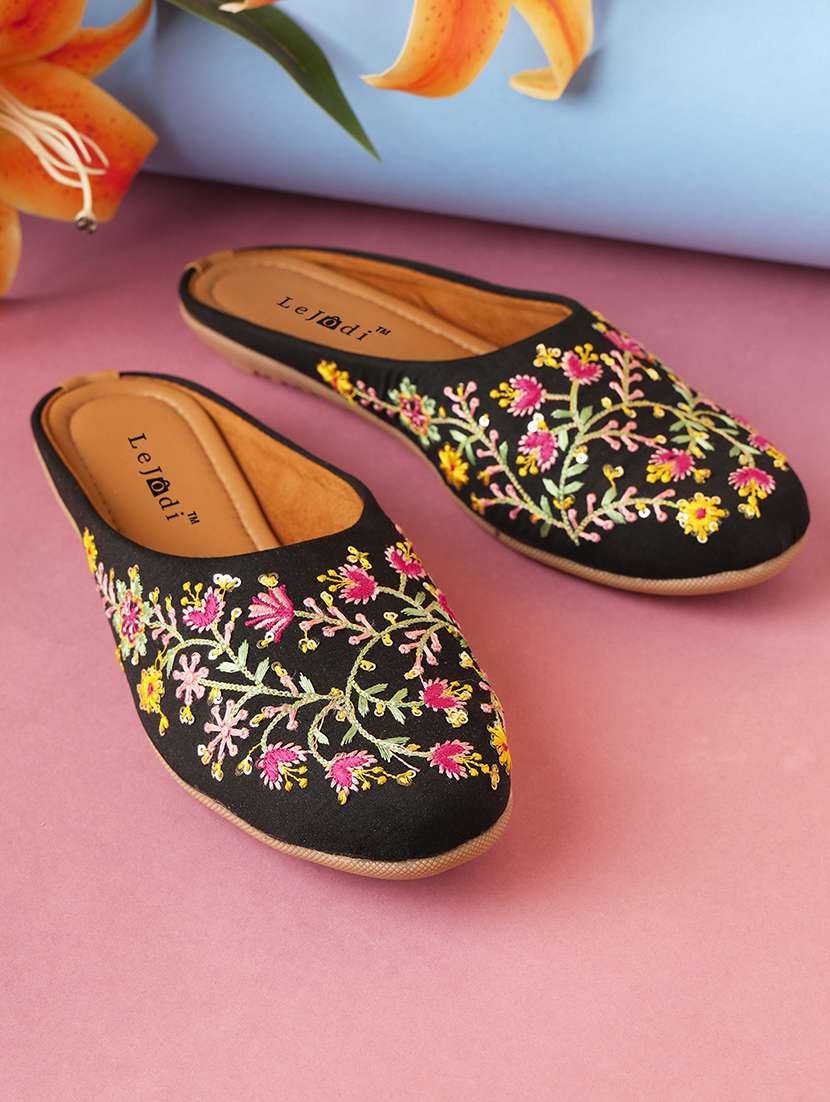 women embroidered slip on mojari