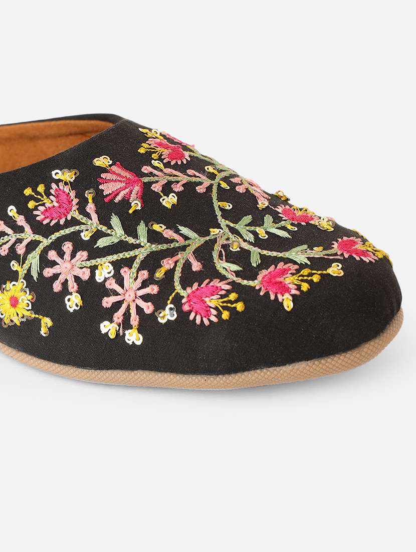 women embroidered slip on mojari - 22239317 -  Standard Image - 4