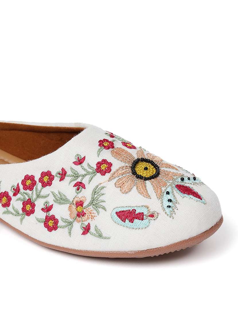 women embroidered slip on mojari - 22239321 -  Standard Image - 4
