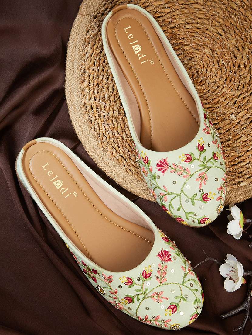 women embroidered slip on mojari