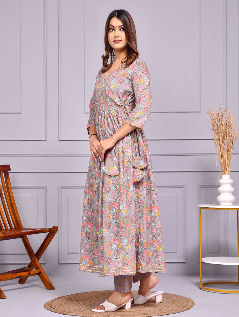 women floral three quarter sleeve kurta pant with dupatta set - 22239801 -  Standard Image - 1