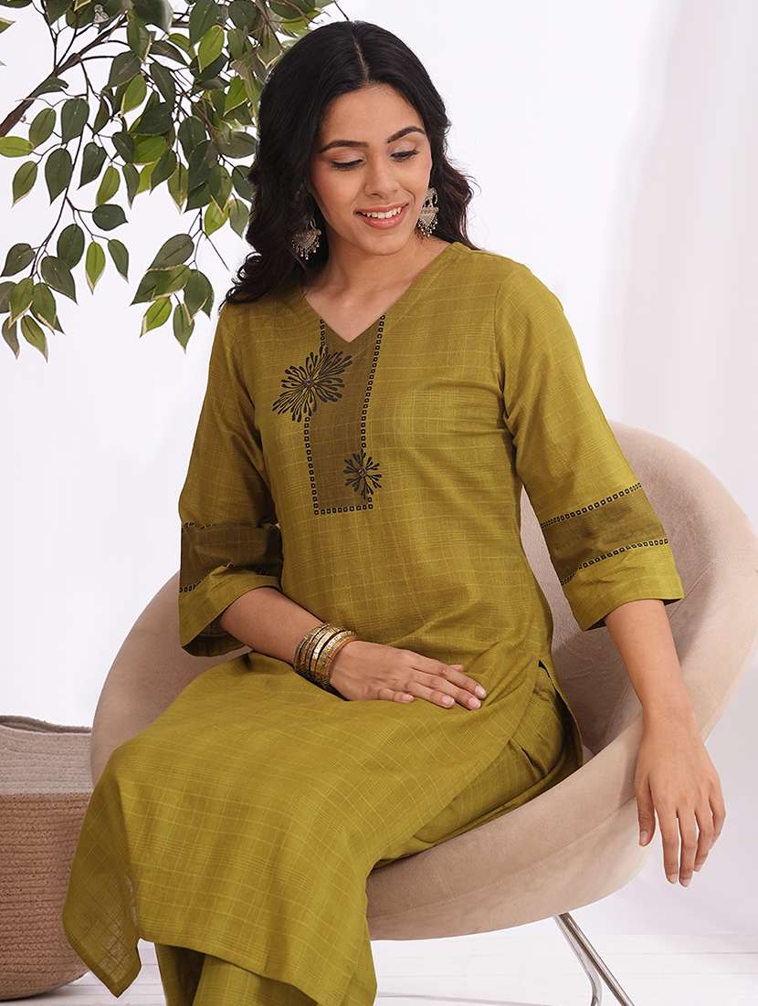 women self design three quarter sleeve straight kurta - 22240422 -  Standard Image - 1