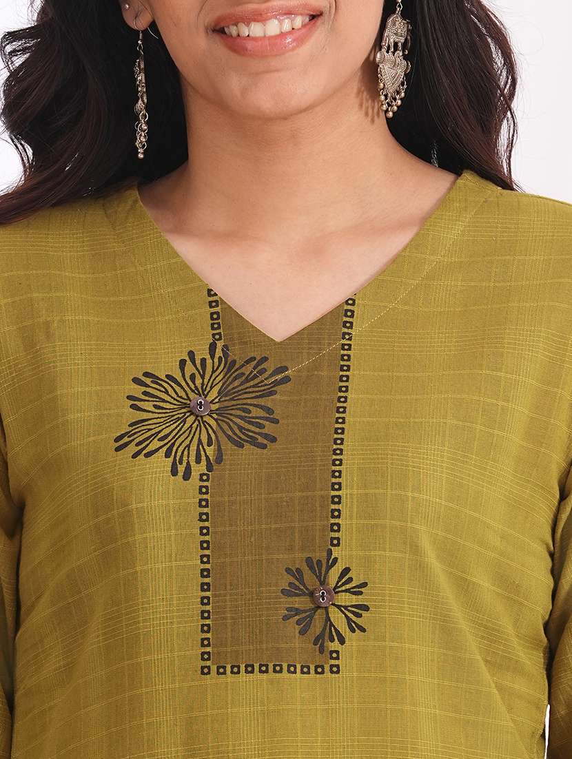 women self design three quarter sleeve straight kurta - 22240422 -  Standard Image - 4