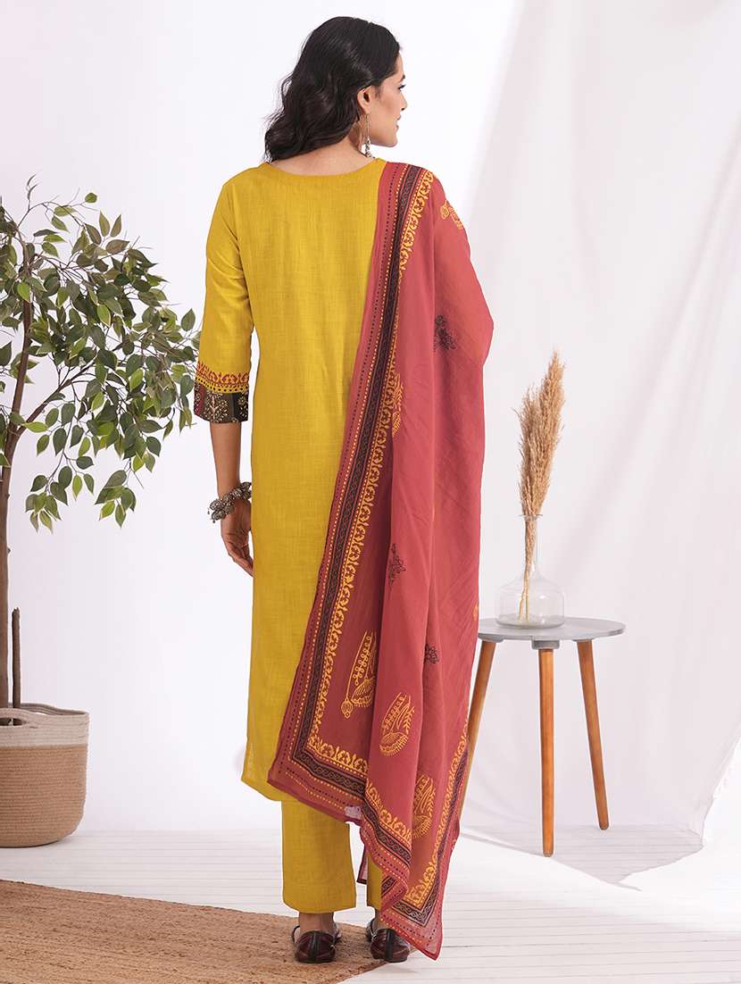 women placement print three quarter sleeve kurta pant with dupatta set - 22240951 -  Standard Image - 4