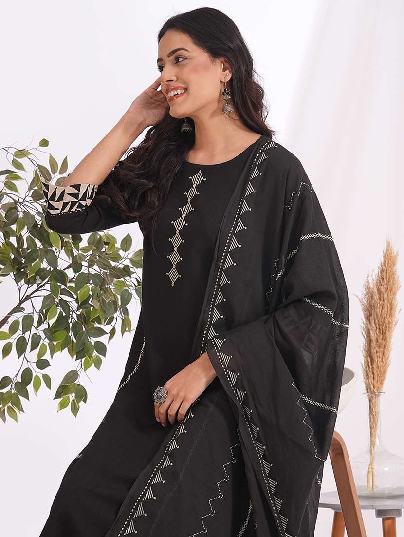 women solid three quarter sleeve kurta pant with dupatta set - 22240955 -  Standard Image - 4