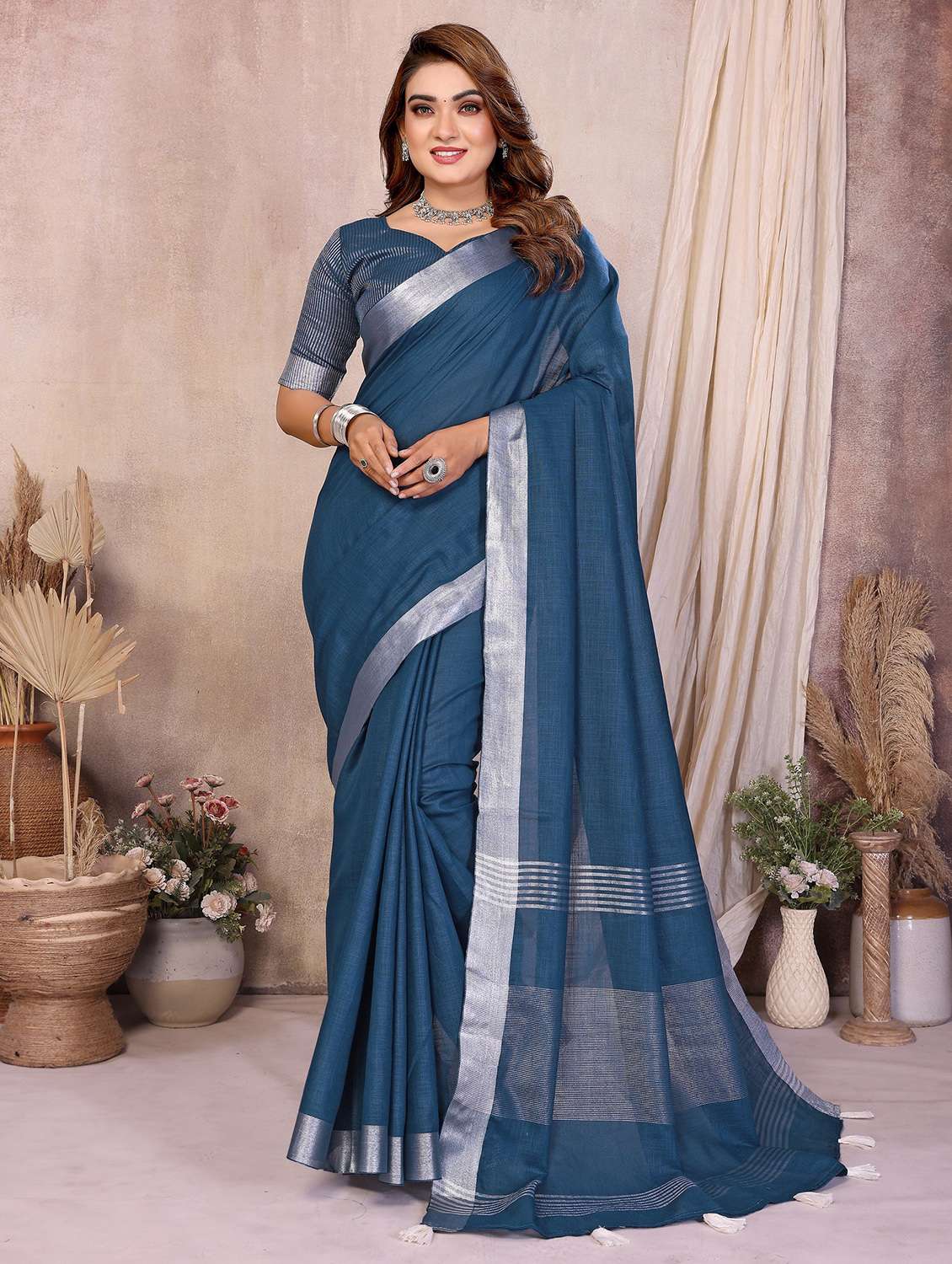 women solid with bordered saree with blouse - 22241801 -  Standard Image - 1