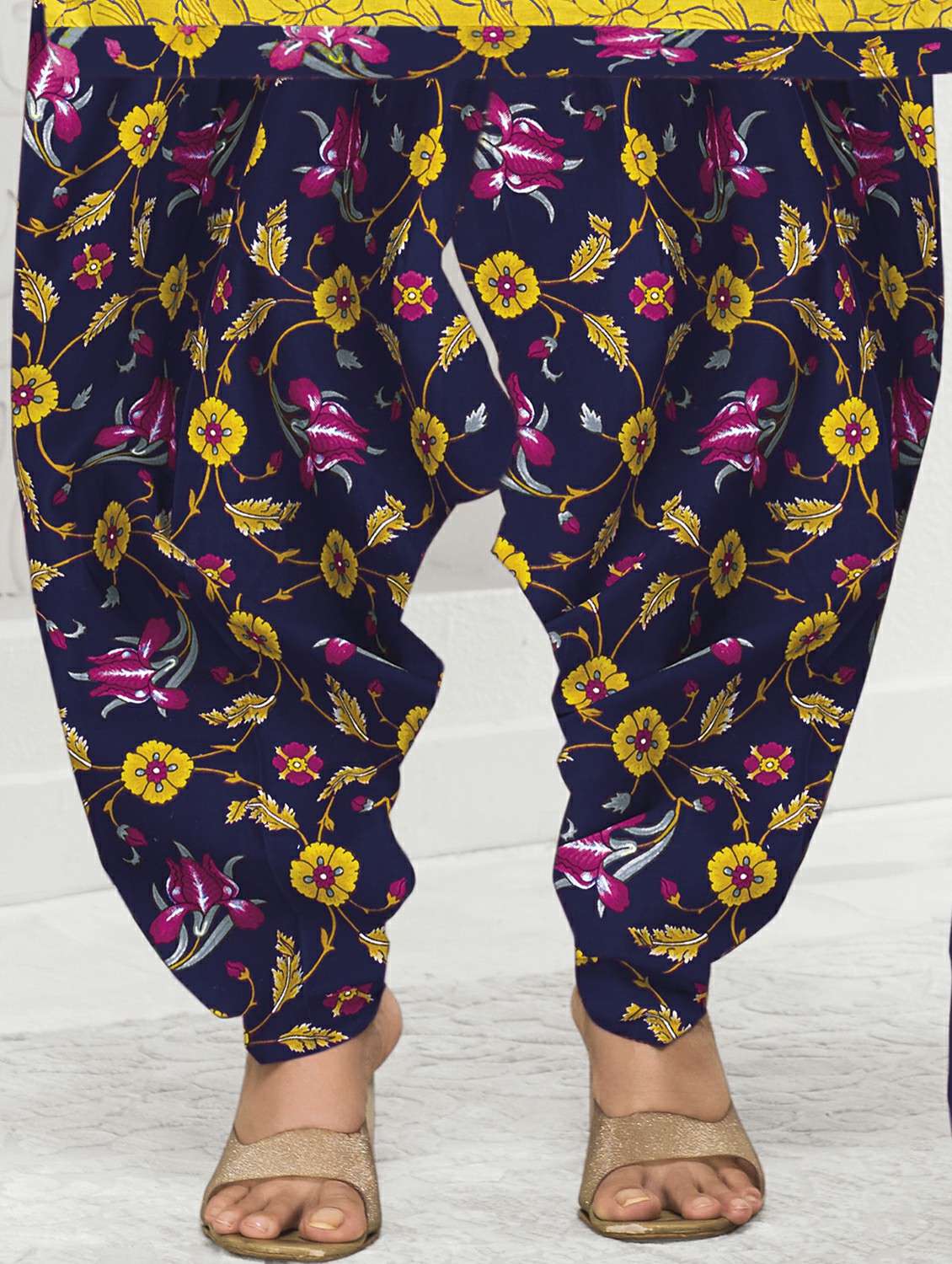 women printed three quarter sleeve kurta patiala with dupatta set - 22241996 -  Standard Image - 4