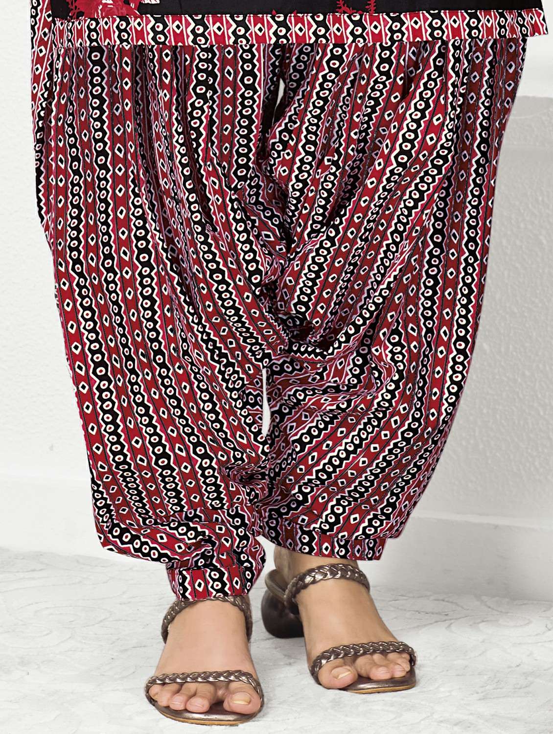 women floral three quarter sleeve kurta patiala with dupatta set - 22242005 -  Standard Image - 4